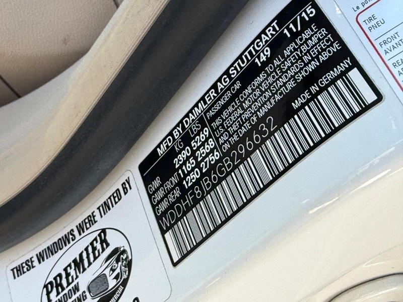 Mercedes-Benz E-Class Vehicle Full-screen Gallery Image 28