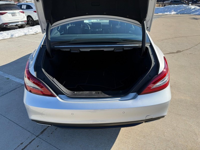 Mercedes-Benz CLS Vehicle Full-screen Gallery Image 8