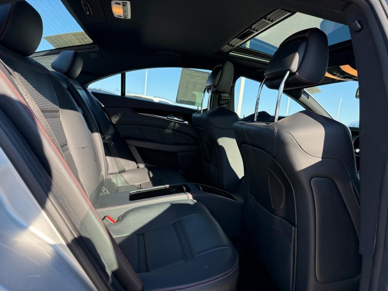 Mercedes-Benz CLS Vehicle Full-screen Gallery Image 12