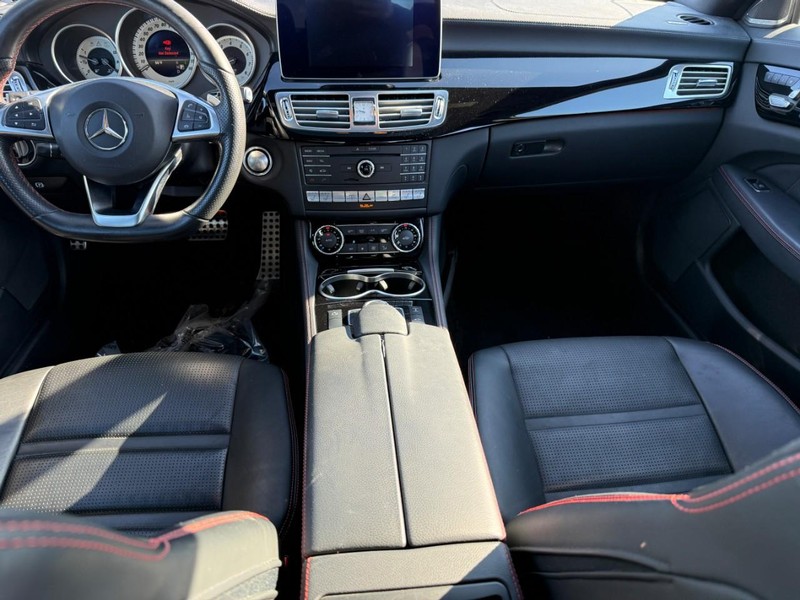 Mercedes-Benz CLS Vehicle Full-screen Gallery Image 13