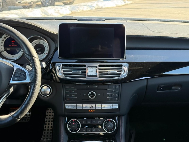 Mercedes-Benz CLS Vehicle Full-screen Gallery Image 15