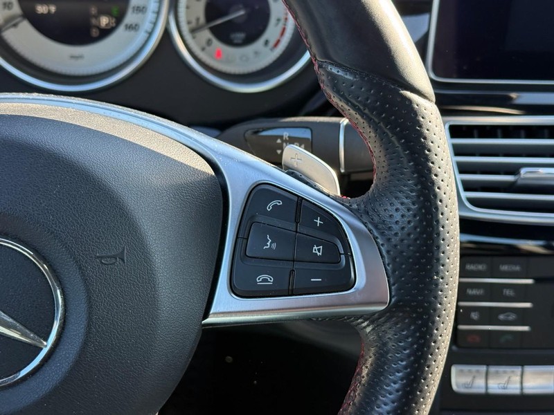 Mercedes-Benz CLS Vehicle Full-screen Gallery Image 21