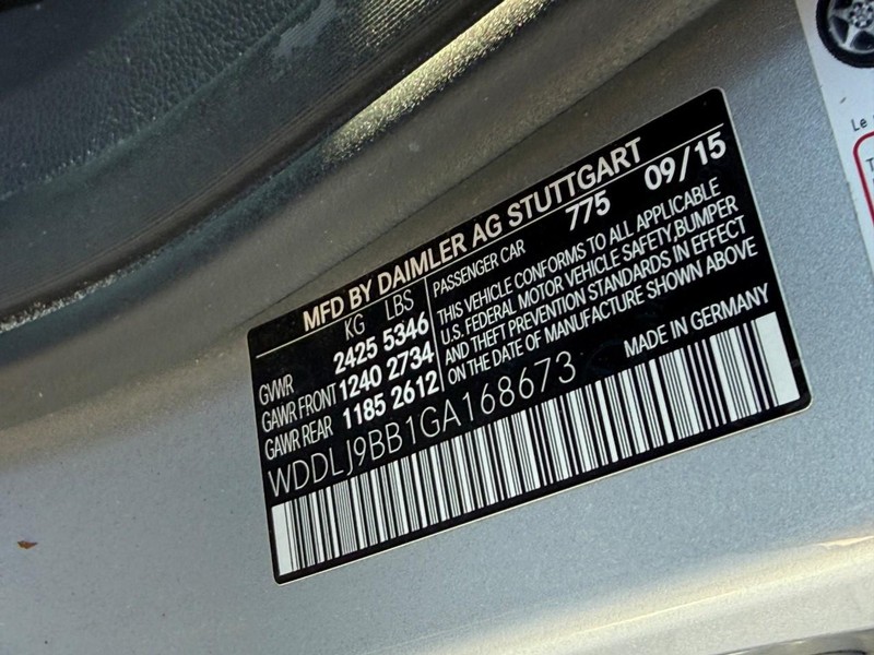 Mercedes-Benz CLS Vehicle Full-screen Gallery Image 27