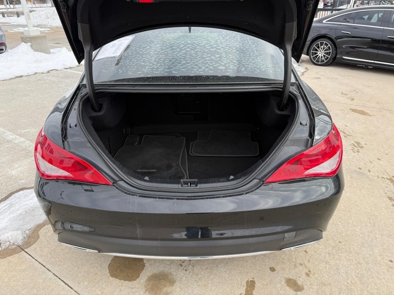 Mercedes-Benz CLA Vehicle Full-screen Gallery Image 8