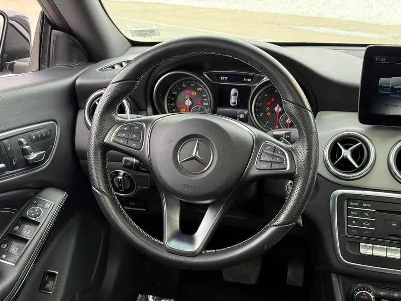 Mercedes-Benz CLA Vehicle Full-screen Gallery Image 14