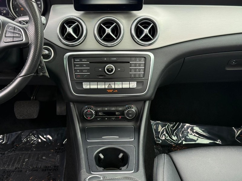 Mercedes-Benz CLA Vehicle Full-screen Gallery Image 16