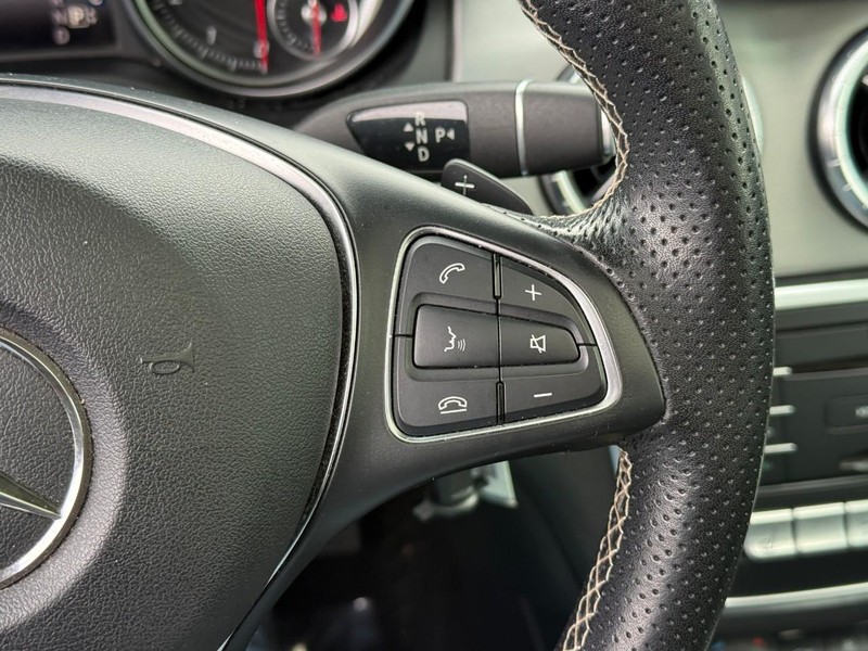 Mercedes-Benz CLA Vehicle Full-screen Gallery Image 22