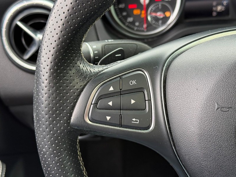 Mercedes-Benz CLA Vehicle Full-screen Gallery Image 23