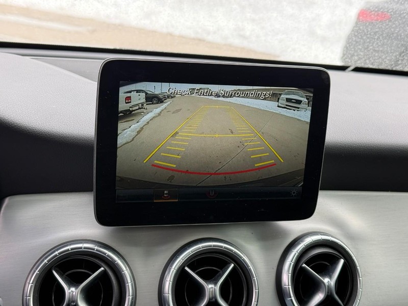 Mercedes-Benz CLA Vehicle Full-screen Gallery Image 24