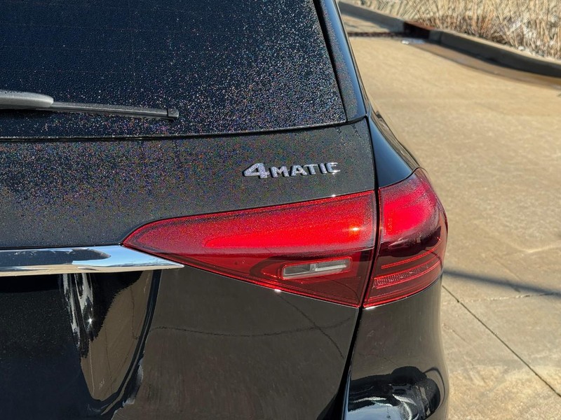 Mercedes-Benz GLE Vehicle Full-screen Gallery Image 5