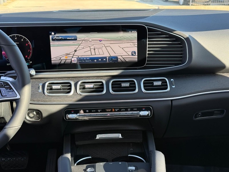 Mercedes-Benz GLE Vehicle Full-screen Gallery Image 10