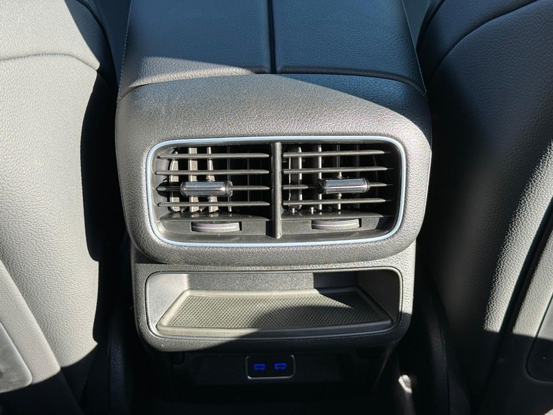 Mercedes-Benz GLE Vehicle Full-screen Gallery Image 13