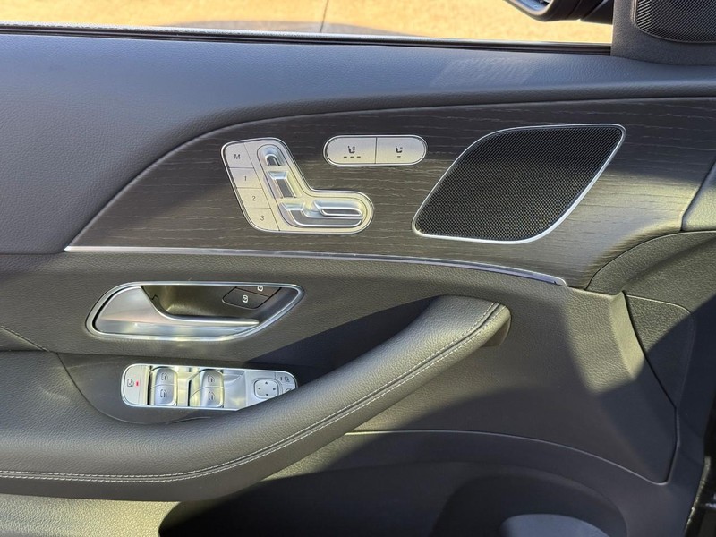 Mercedes-Benz GLE Vehicle Full-screen Gallery Image 14