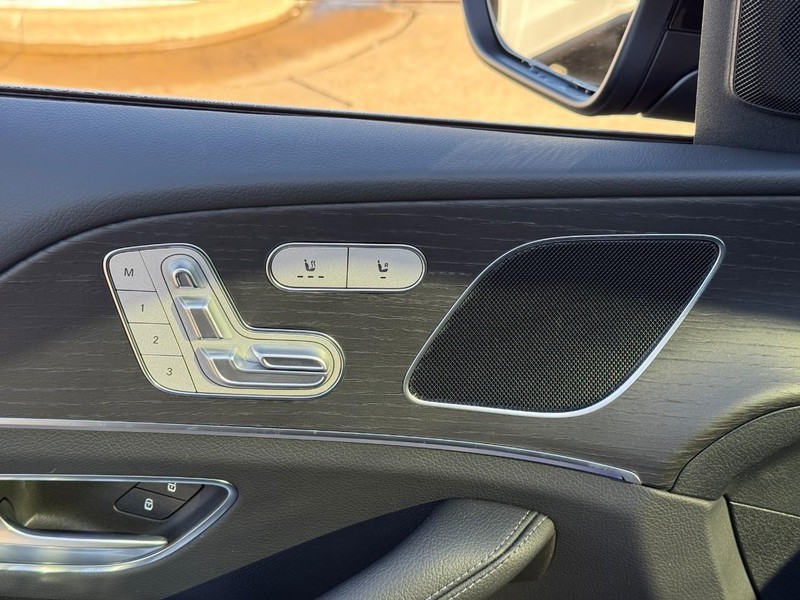 Mercedes-Benz GLE Vehicle Full-screen Gallery Image 15