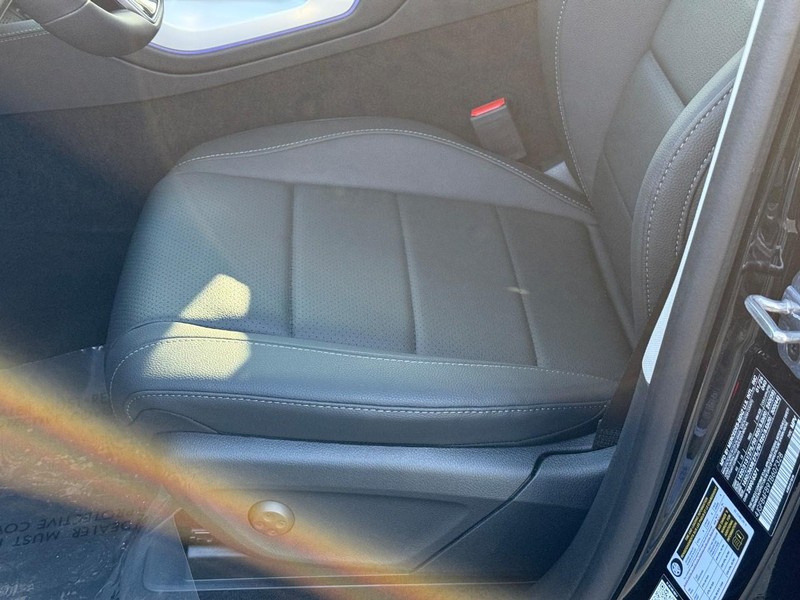 Mercedes-Benz GLE Vehicle Full-screen Gallery Image 16