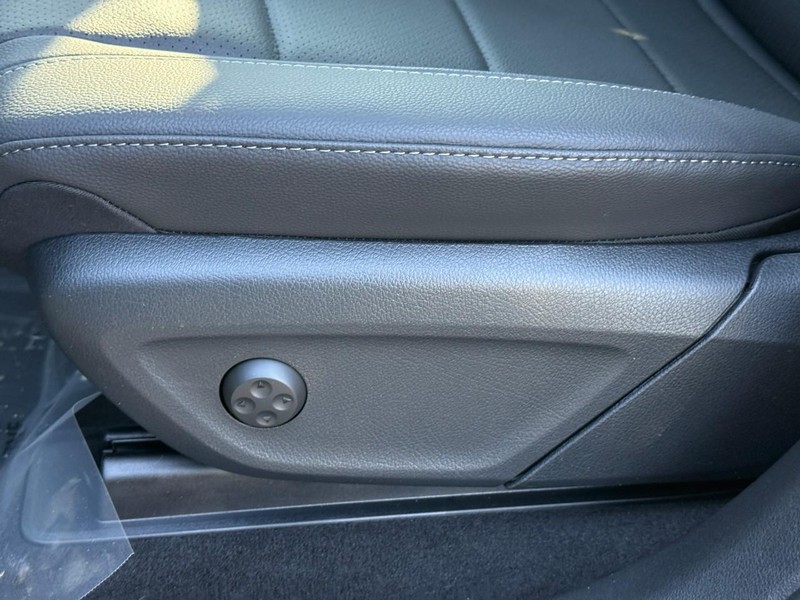 Mercedes-Benz GLE Vehicle Full-screen Gallery Image 17