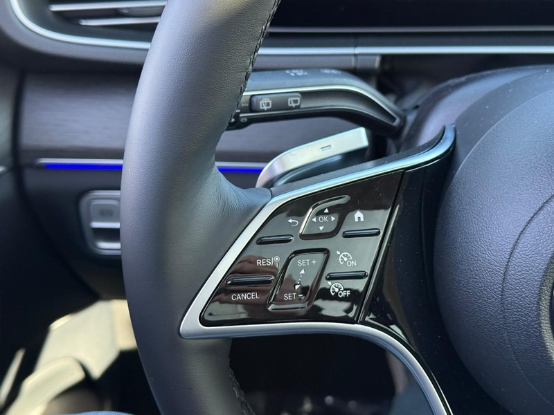 Mercedes-Benz GLE Vehicle Full-screen Gallery Image 18