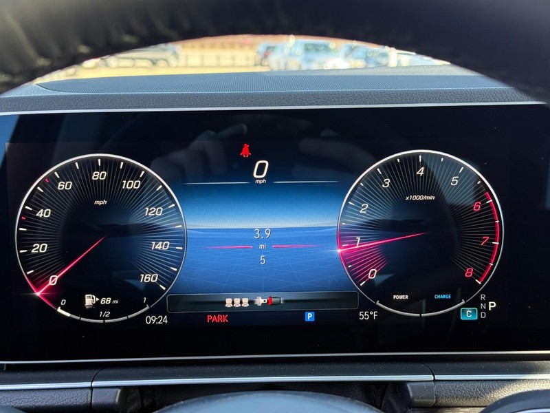 Mercedes-Benz GLE Vehicle Full-screen Gallery Image 20