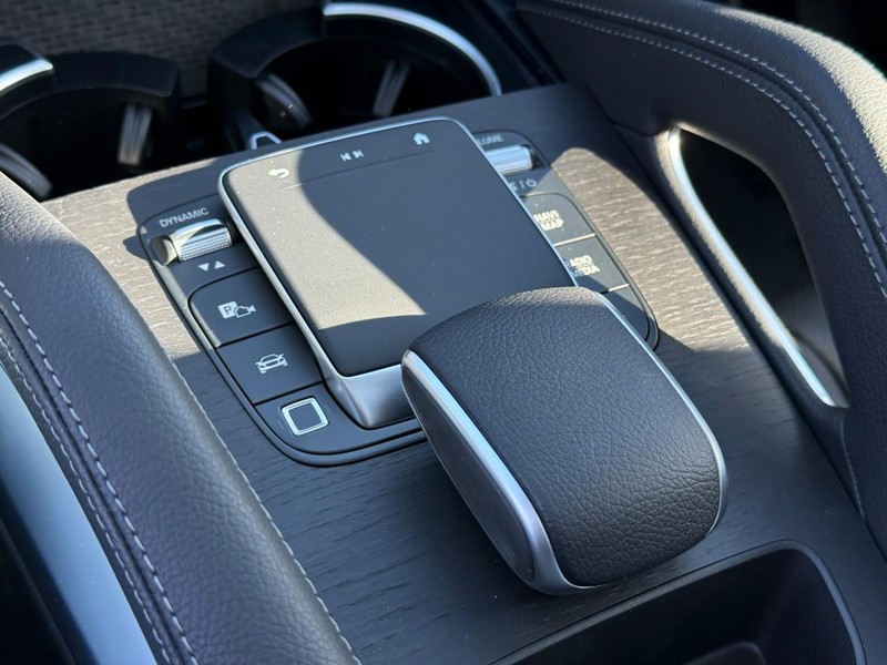 Mercedes-Benz GLE Vehicle Full-screen Gallery Image 21