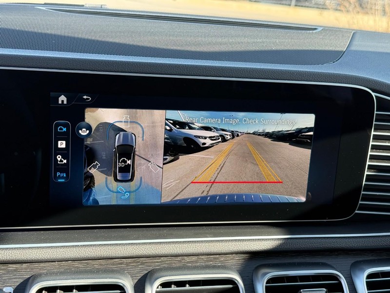 Mercedes-Benz GLE Vehicle Full-screen Gallery Image 22