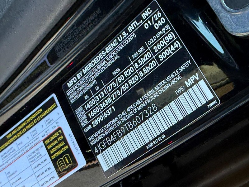 Mercedes-Benz GLE Vehicle Full-screen Gallery Image 23