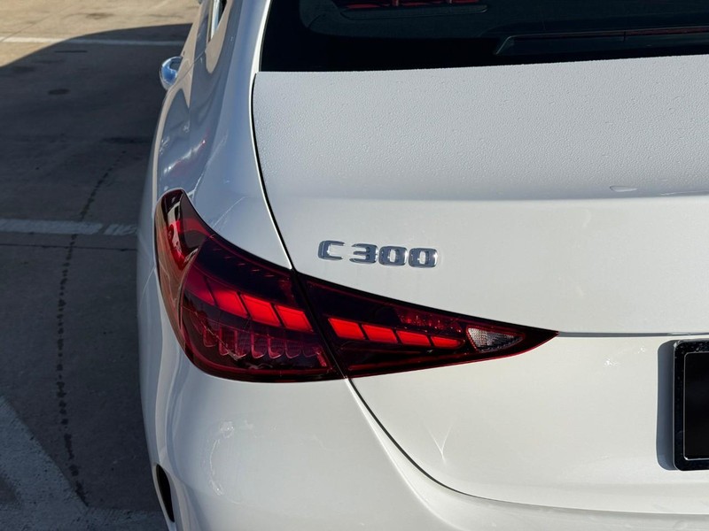 Mercedes-Benz C-Class Vehicle Full-screen Gallery Image 4