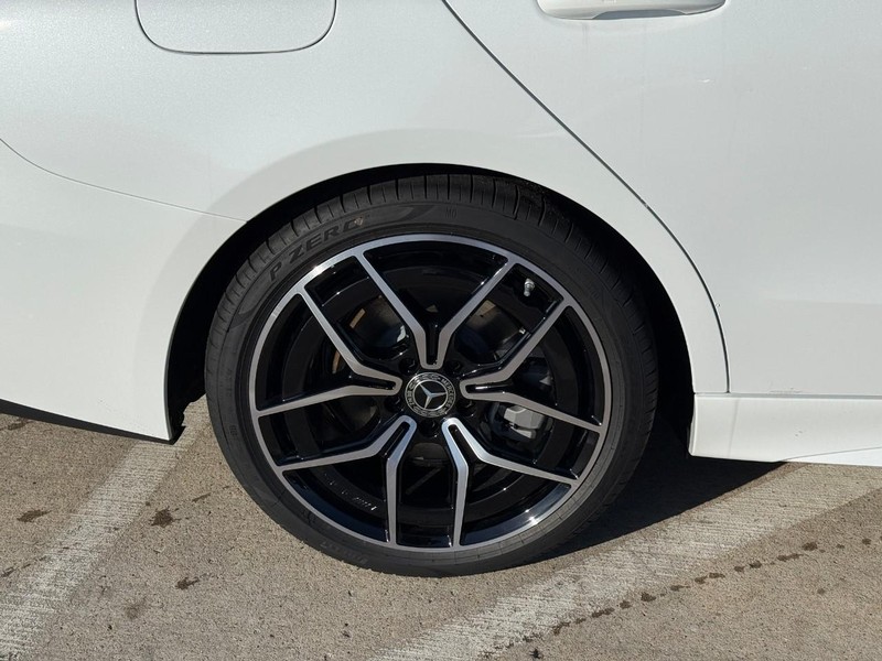 Mercedes-Benz C-Class Vehicle Full-screen Gallery Image 6