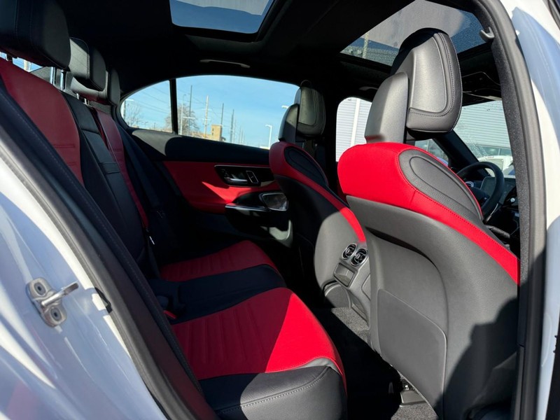 Mercedes-Benz C-Class Vehicle Full-screen Gallery Image 7