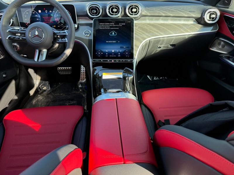 Mercedes-Benz C-Class Vehicle Full-screen Gallery Image 8