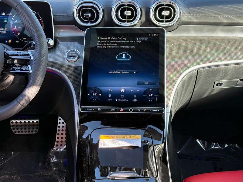 Mercedes-Benz C-Class Vehicle Full-screen Gallery Image 11