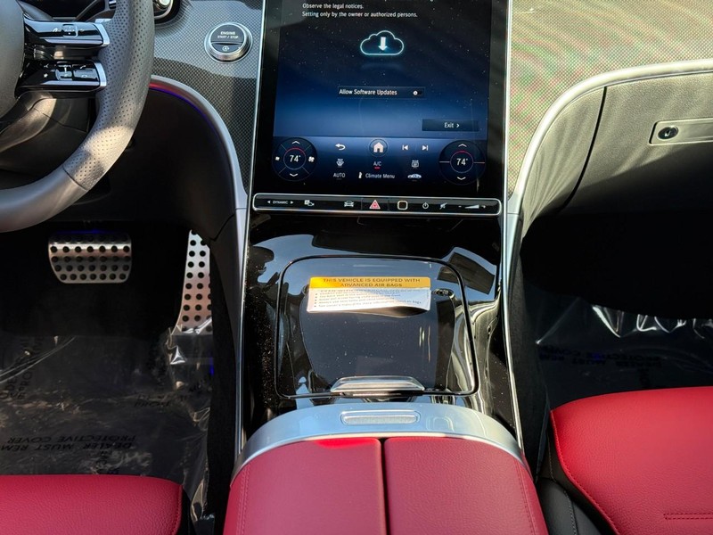 Mercedes-Benz C-Class Vehicle Full-screen Gallery Image 12