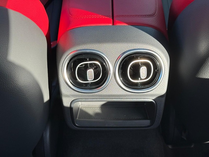 Mercedes-Benz C-Class Vehicle Full-screen Gallery Image 13