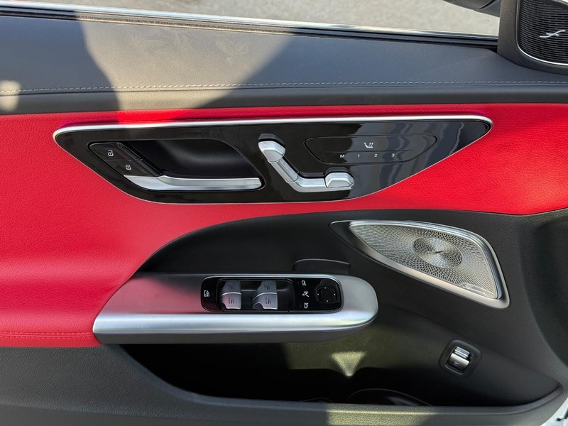 Mercedes-Benz C-Class Vehicle Full-screen Gallery Image 14