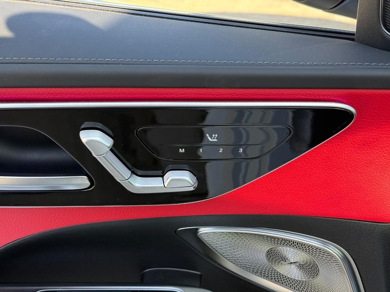 Mercedes-Benz C-Class Vehicle Full-screen Gallery Image 15