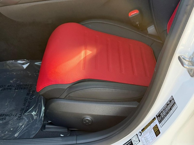 Mercedes-Benz C-Class Vehicle Full-screen Gallery Image 16