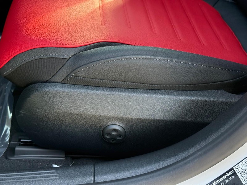 Mercedes-Benz C-Class Vehicle Full-screen Gallery Image 17