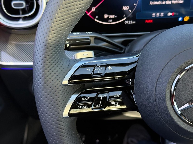 Mercedes-Benz C-Class Vehicle Full-screen Gallery Image 18