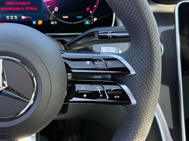 Mercedes-Benz C-Class Vehicle Full-screen Gallery Image 19