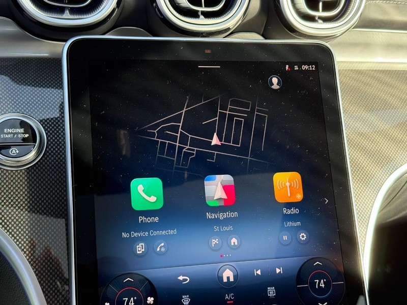 Mercedes-Benz C-Class Vehicle Full-screen Gallery Image 20