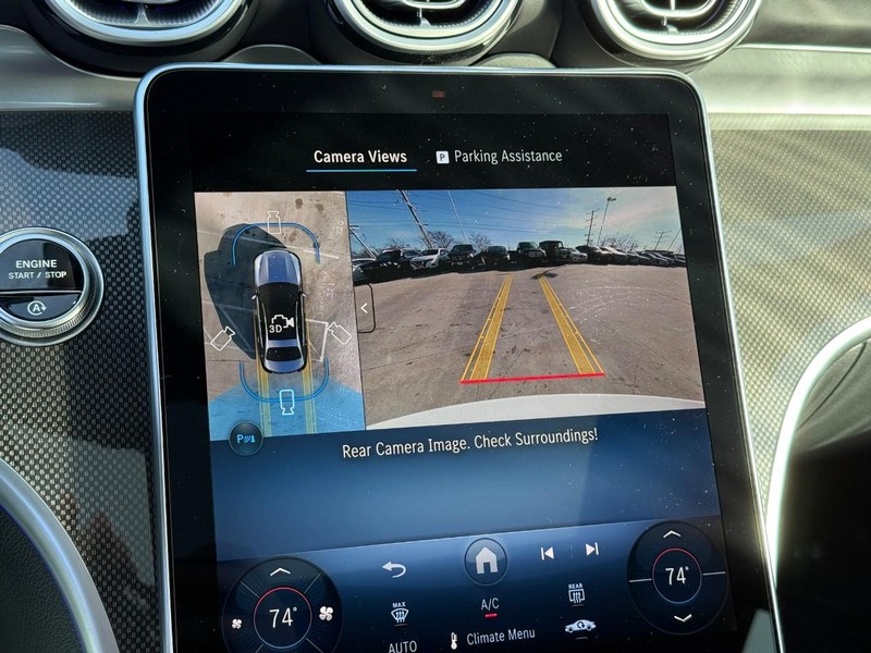 Mercedes-Benz C-Class Vehicle Full-screen Gallery Image 21