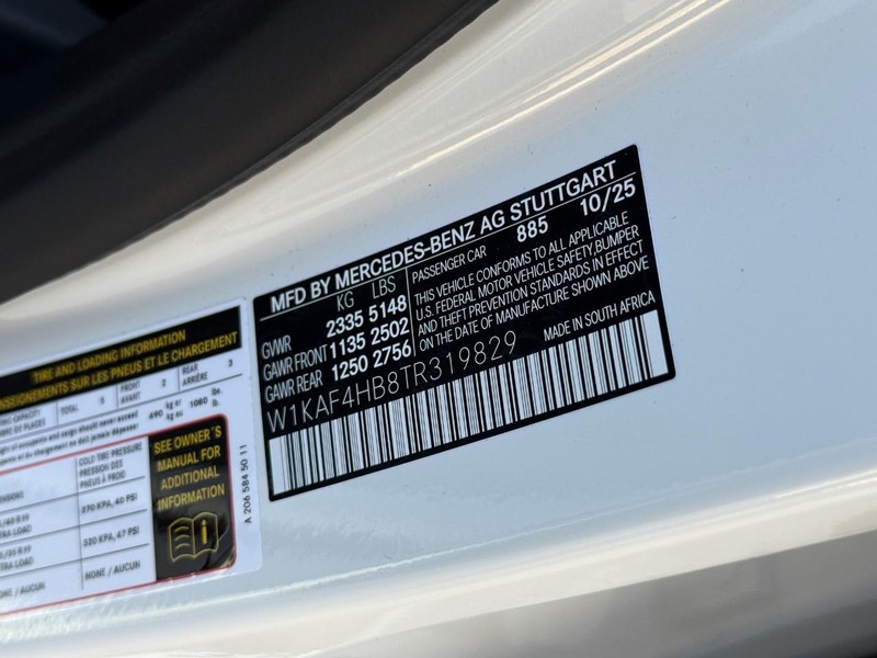 Mercedes-Benz C-Class Vehicle Full-screen Gallery Image 22