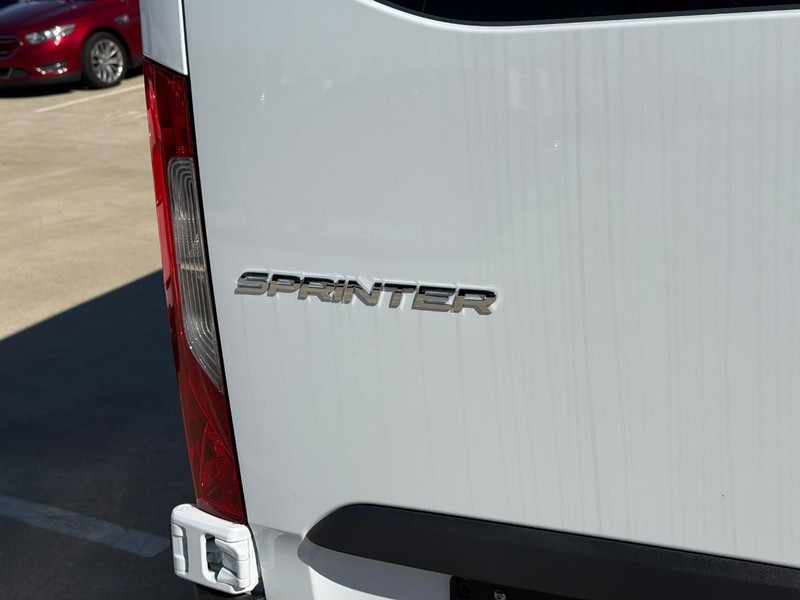 Mercedes-Benz Sprinter Van Vehicle Full-screen Gallery Image 4