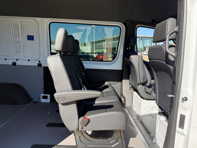 Mercedes-Benz Sprinter Van Vehicle Full-screen Gallery Image 6