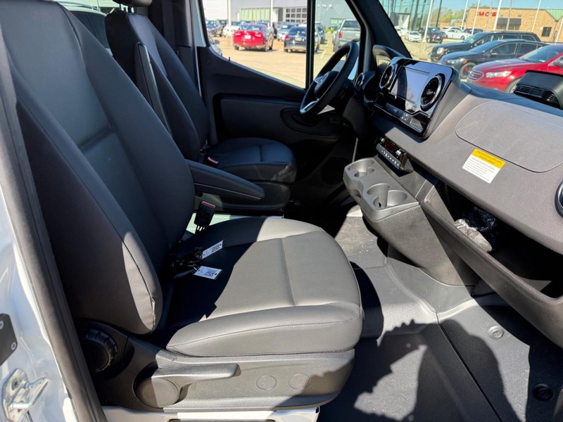 Mercedes-Benz Sprinter Van Vehicle Full-screen Gallery Image 7