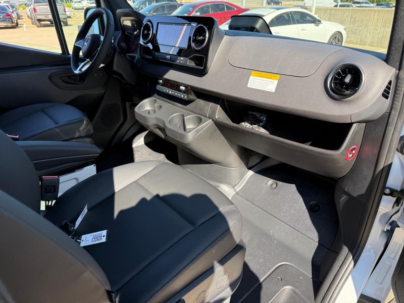 Mercedes-Benz Sprinter Van Vehicle Full-screen Gallery Image 8
