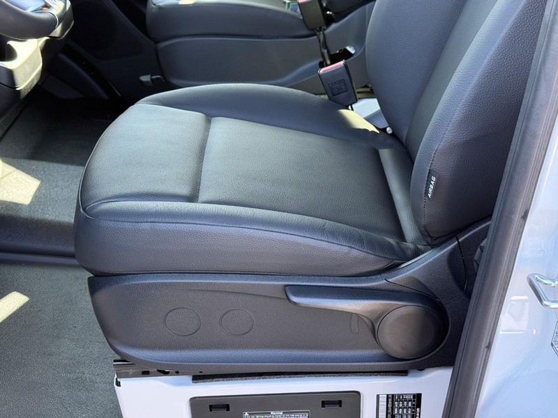 Mercedes-Benz Sprinter Van Vehicle Full-screen Gallery Image 11