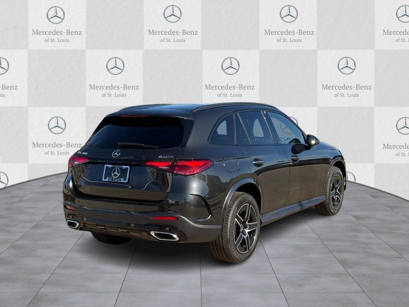 Mercedes-Benz GLC Vehicle Full-screen Gallery Image 3