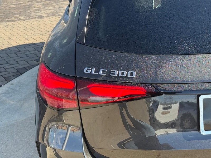 Mercedes-Benz GLC Vehicle Full-screen Gallery Image 4