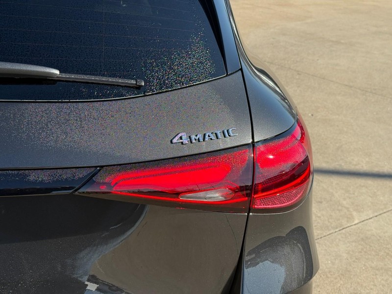 Mercedes-Benz GLC Vehicle Full-screen Gallery Image 5