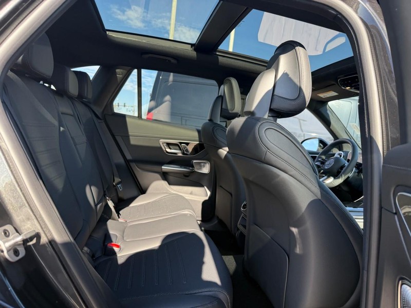 Mercedes-Benz GLC Vehicle Full-screen Gallery Image 7